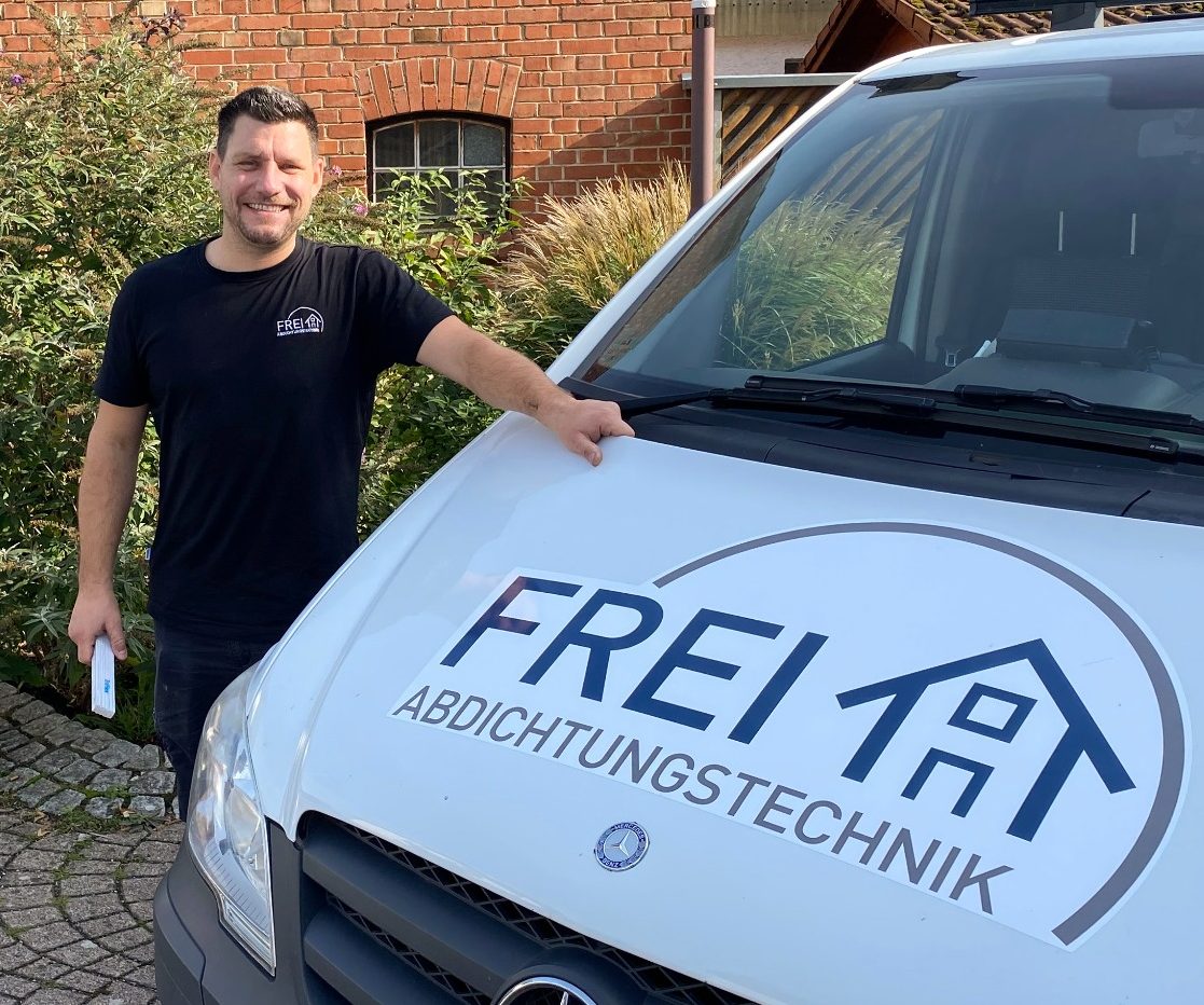 Raphael Frei, Inhaber der Firma Frei Abdichtungstechnik Das Foto zeigt Raphael Frei, Inhaber von Frei Abdichtungstechnik, stehend am Servicefahrzeug